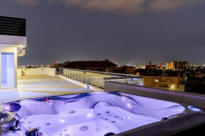 Penthouse with outdoor hottub
